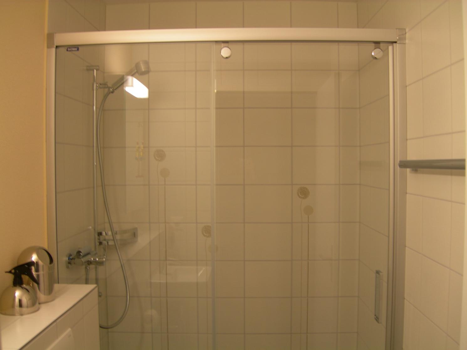 geschlossene_dusche_gaesebad_nahaufnahme.jpg