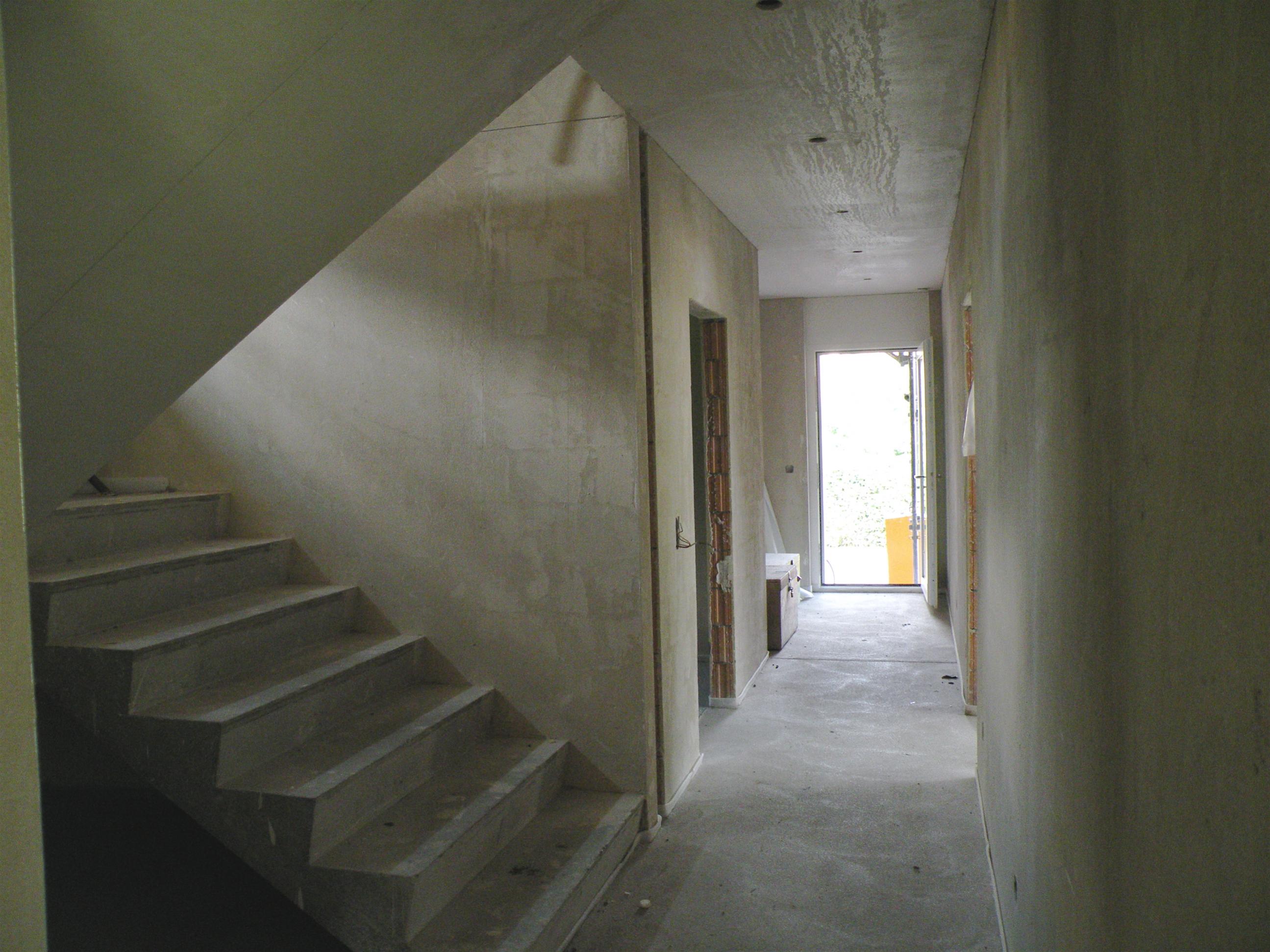 Treppenaufgang ins OG und Blick zum Eingang.jpg