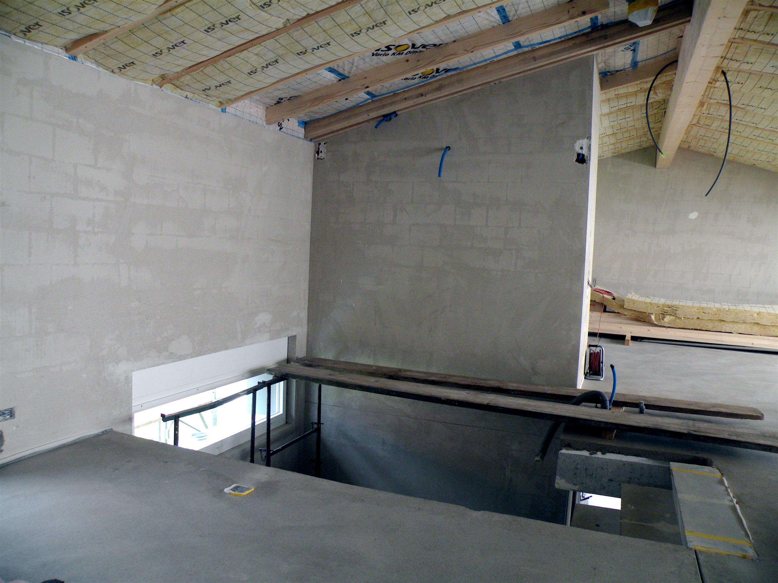 An dieser Wand im Treppenhaus wird Homecinema inst..jpg