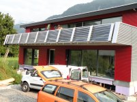 Südfassade Totalsansicht mit Röhrenkollektoren an Balkonbrüstung.jpg