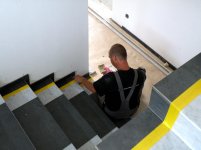 Top-Plattenleger b.d.Arbeit.jpg