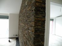 Wohnraum Detail der Natursteinwand.jpg