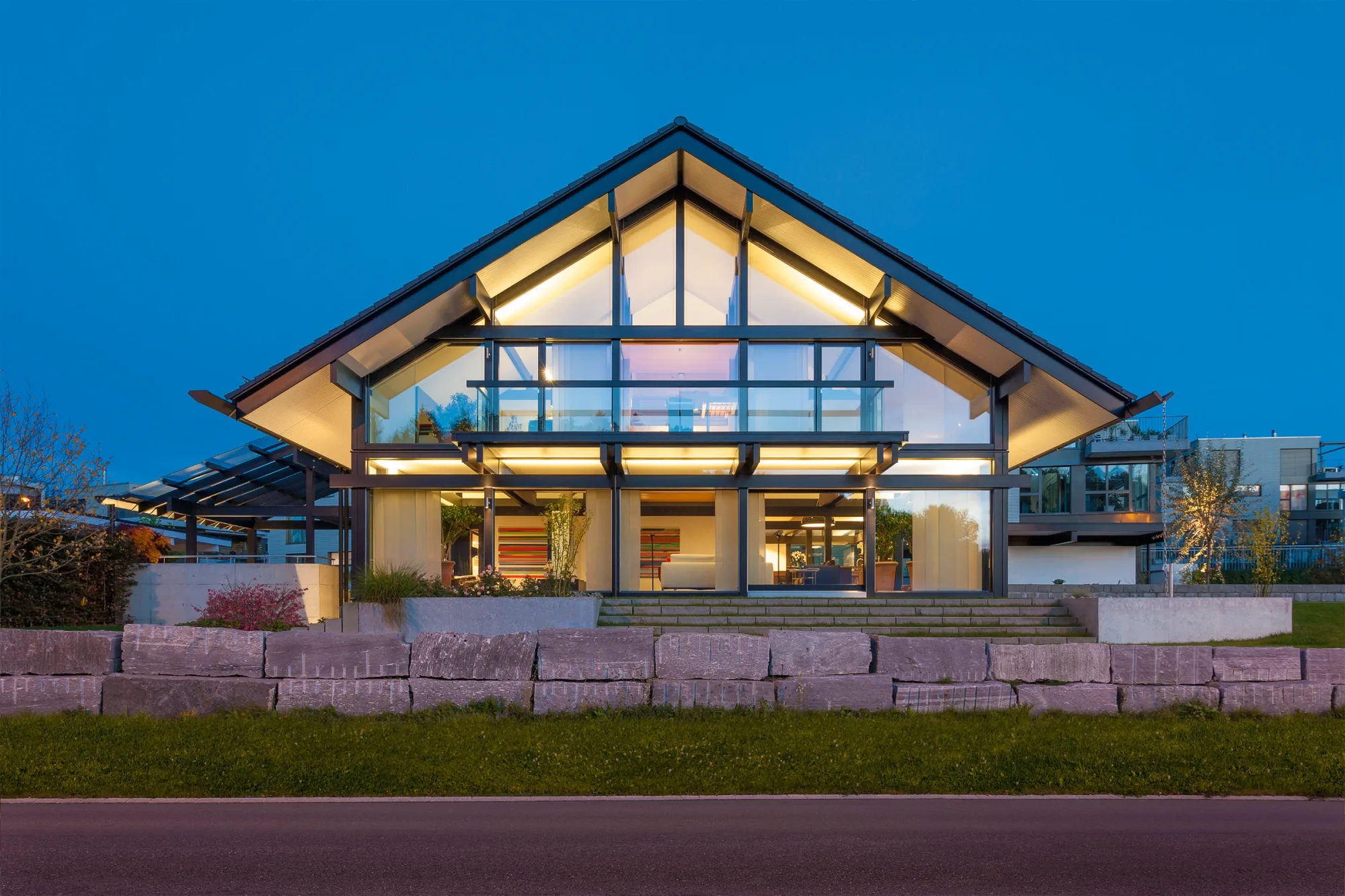 HUF Haus Musterhaus Zürich – Giebelseite bei Dämmerung